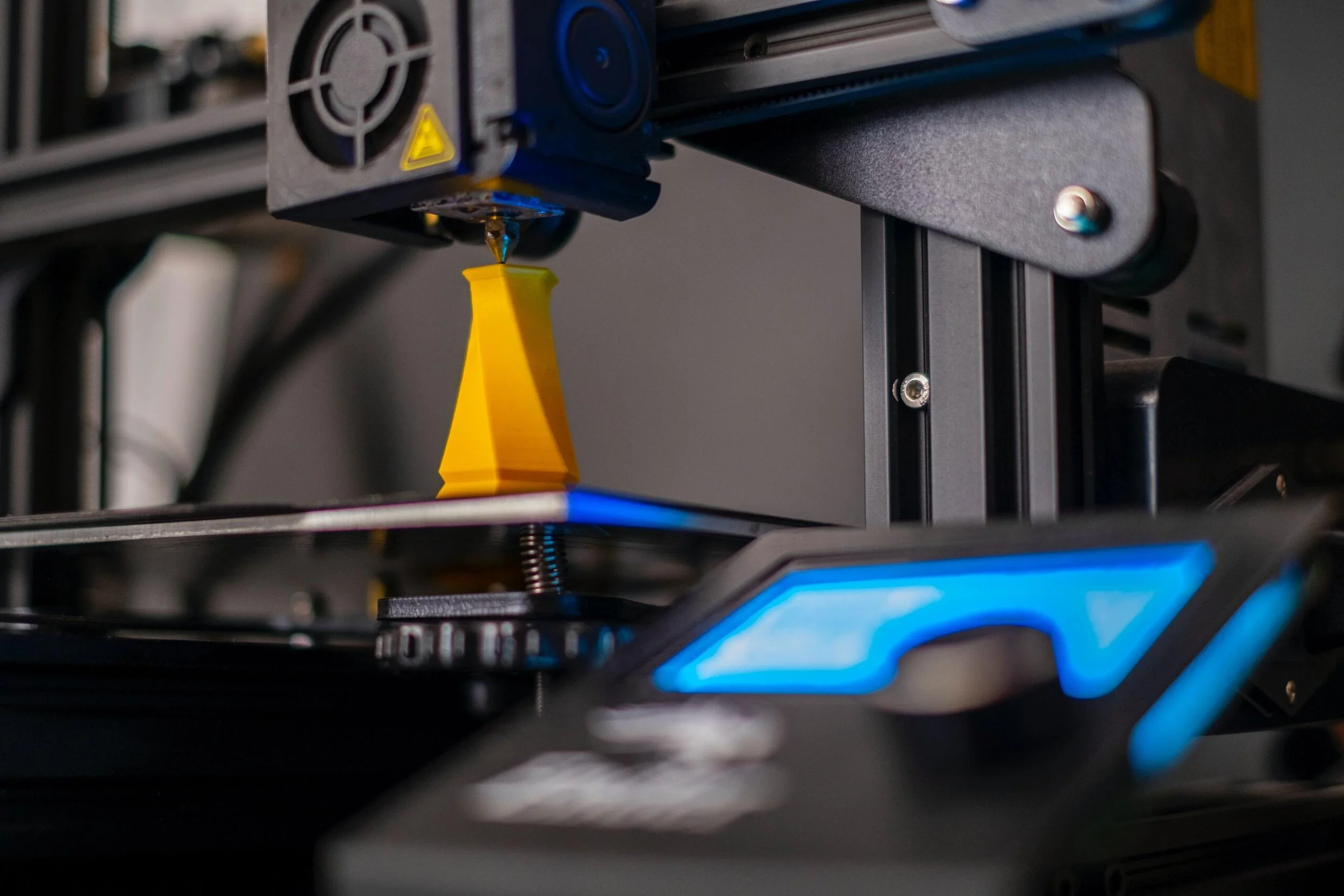 Primer plano de una impresora 3D metálica que muestra los procesos de fabricación aditiva de DiManEx